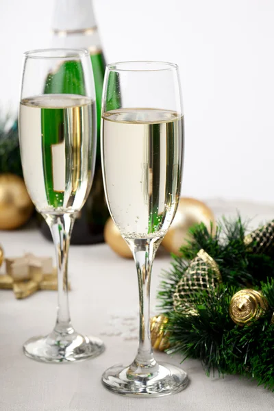 Bardak şampanya Yılbaşı gecesi — Stok fotoğraf