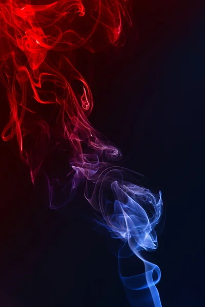 Røyk på svart bakgrunn – stockfoto