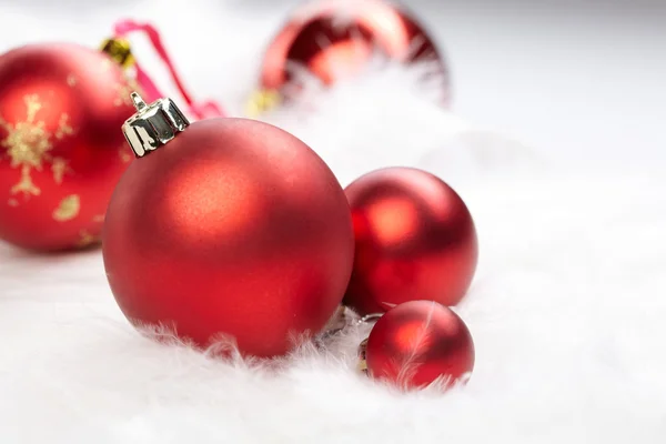 白い背景のクリスマスボール — ストック写真