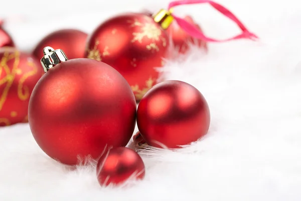 Karácsony labdák a fehér háttér — Stock Fotó