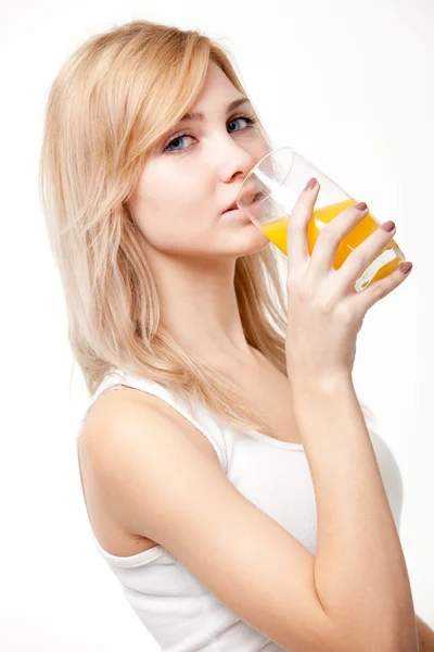 Junge Frau mit Orangensaft — Stockfoto
