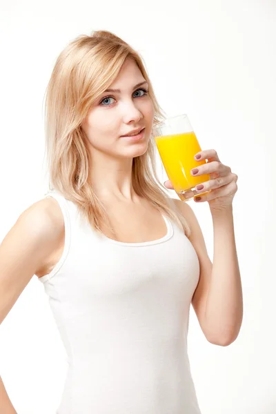 Giovane donna con succo d'arancia — Foto Stock