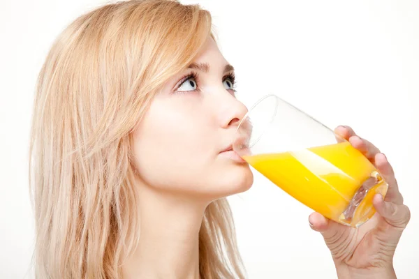 Νεαρή γυναίκα με χυμό πορτοκάλι — Φωτογραφία Αρχείου