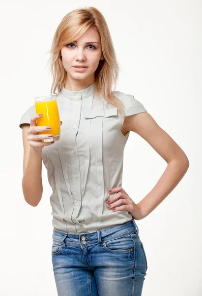 Молодая женщина с апельсиновым соком — стоковое фото