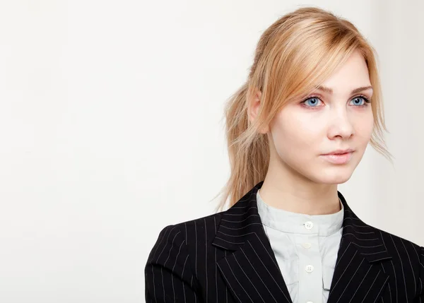 Joven hermosa mujer de negocios — Foto de Stock