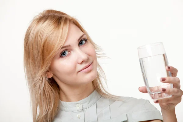 물을 마시는 젊은 여자 — 스톡 사진