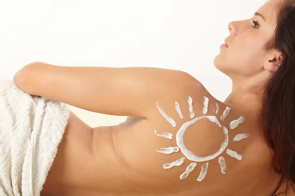 Donna con crema solare a forma di sole — Foto Stock