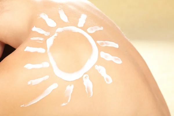 Žena s ve tvaru slunce sun cream — Stock fotografie