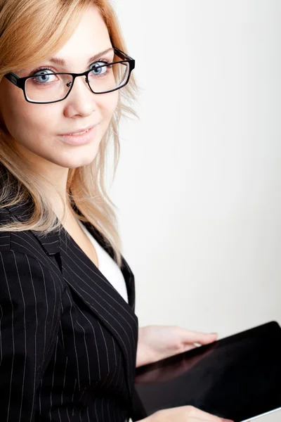 Geschäftsfrau mit elektronischem Pad — Stockfoto