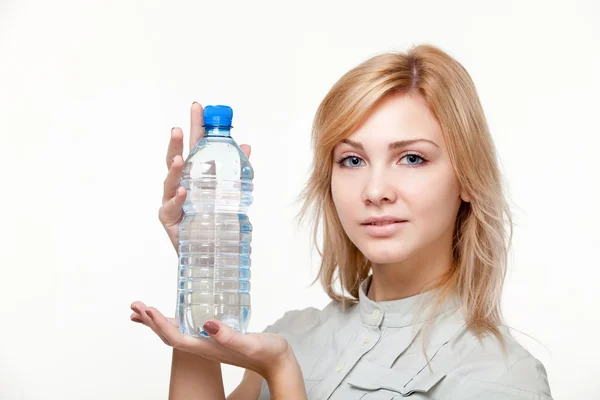 Ung kvinna med vatten — Stockfoto