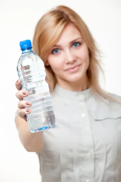 Jovem mulher com água — Fotografia de Stock