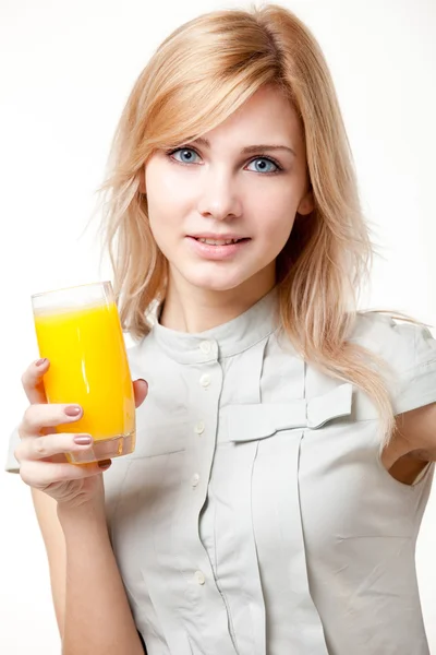 Młoda kobieta ze soku pomarańczowego — Zdjęcie stockowe