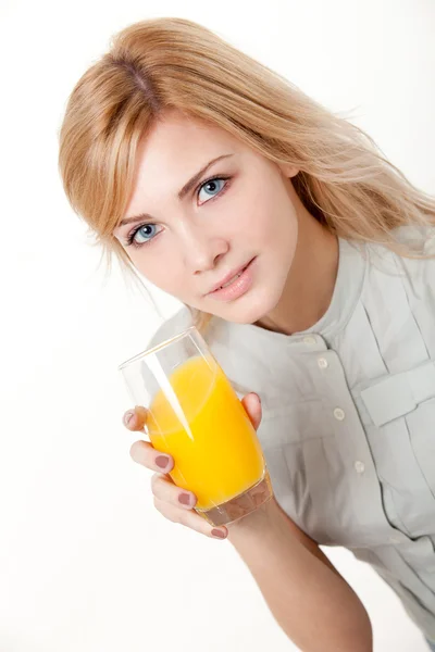 Ung kvinna med apelsinjuice — Stockfoto