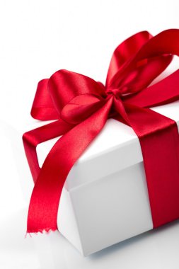 hediye bir teyp ve bir yay ile dekore edilmiştir.