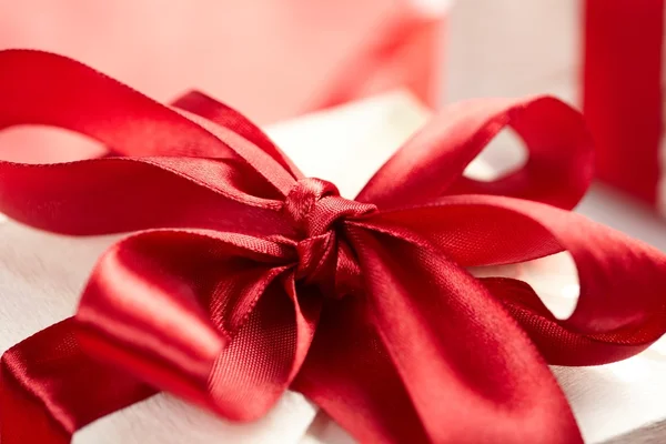 Hermosa caja de regalo en el fondo rojo — Foto de Stock