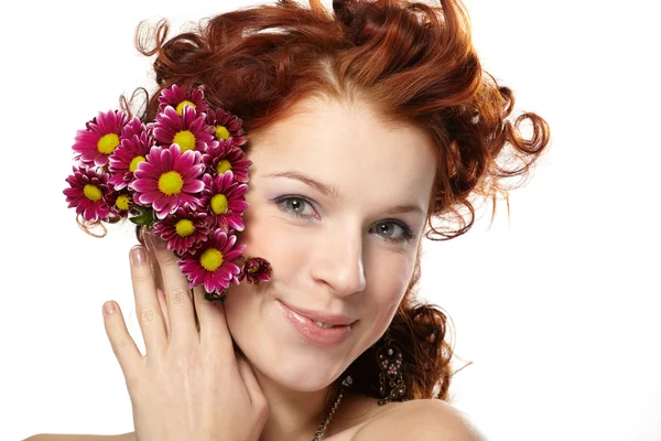 Porträtt av en glad kvinna med blommor — Stockfoto