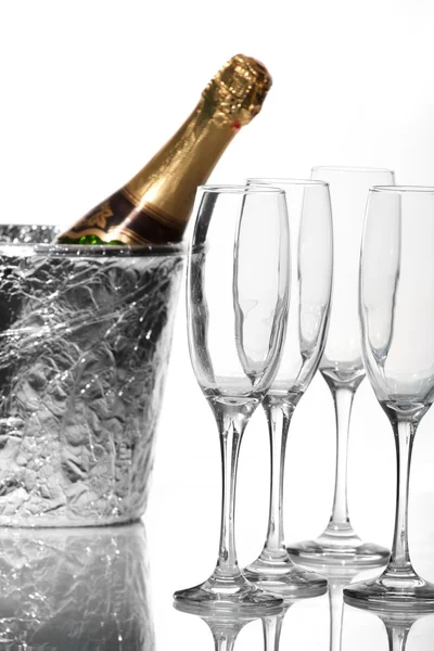 Champagne flöjter och is hink — Stockfoto