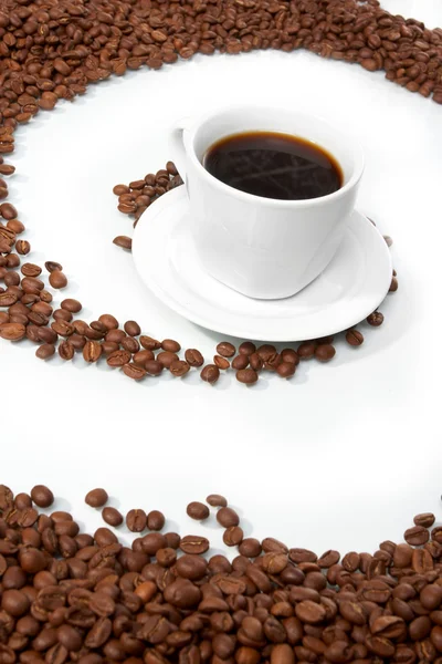Hrnek s kávou, stojí na kávové zrno — Stock fotografie