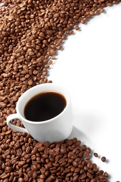 Cup with coffee, costing on coffee grain — Stock Photo, Image