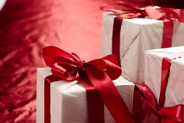 Hermosas cajas de regalo en el fondo rojo — Foto de Stock