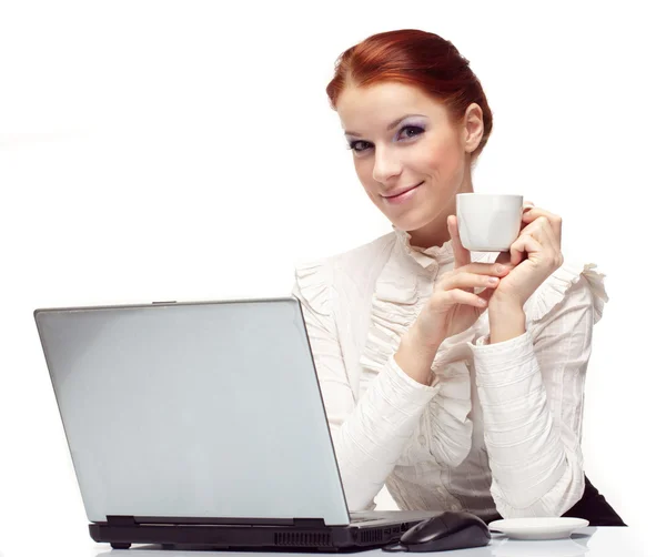 Geschäftsfrau arbeitet an ihrem Laptop und trinkt Kaffee. — Stockfoto