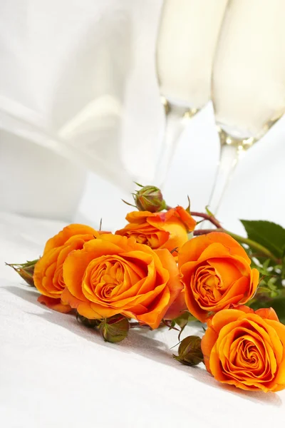 Rosor och glas champagne — Stockfoto