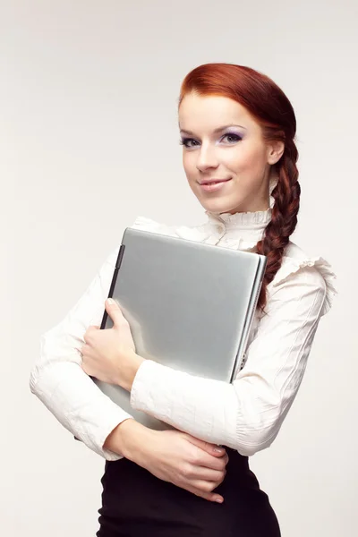 Bir dizüstü bilgisayar ile mutlu bir iş kadını portresi — Stok fotoğraf