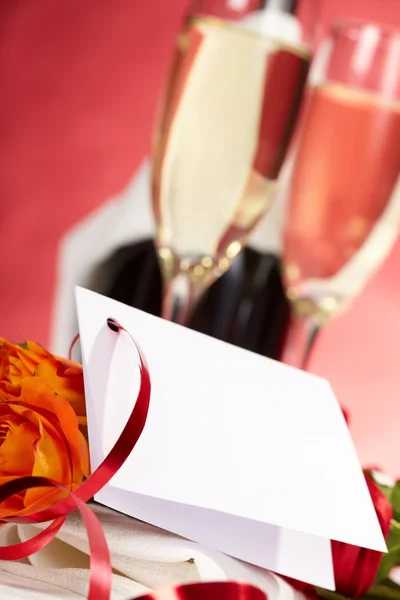Róże i okulary szampana — Zdjęcie stockowe