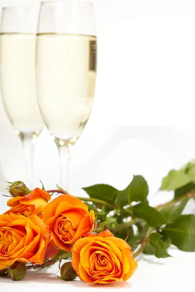 Rose e bicchieri di champagne — Foto Stock