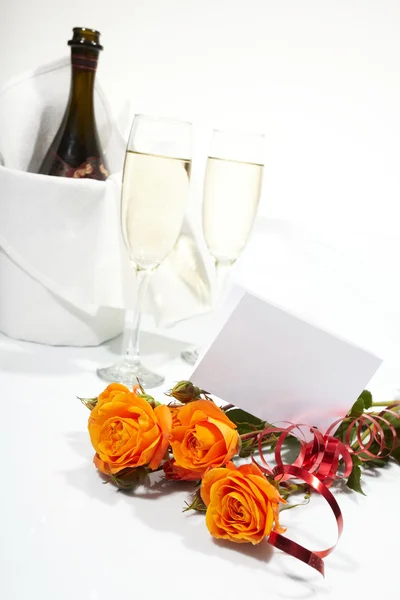 Розы и бокалы шампанского — стоковое фото