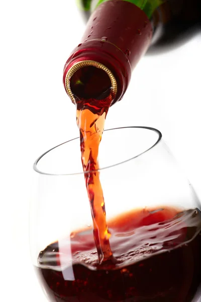 Vin rouge remplissant un verre, boisson — Photo