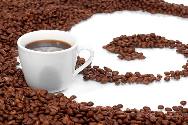 Taza con café, que cuesta en grano de café —  Fotos de Stock