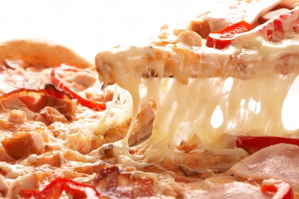 Pizza mit Pfeffer und Schinken — Stockfoto