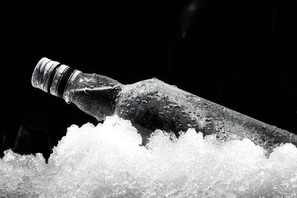 Zamknąć widok butelki w lodzie — Zdjęcie stockowe
