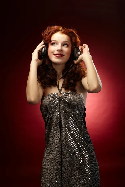 Krásné ženy poslouchají hudbu. — Stock fotografie
