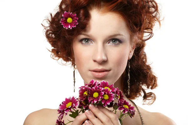 Retrato de uma mulher feliz com flores — Fotografia de Stock