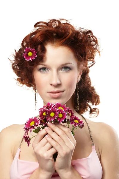 꽃과 함께 행복 한 여자의 초상화 — 스톡 사진