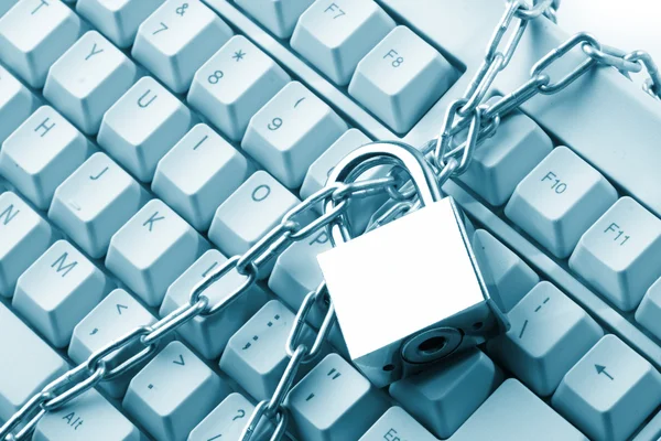 Computer keyboard secured with chain and padlock — Stock Photo, Image