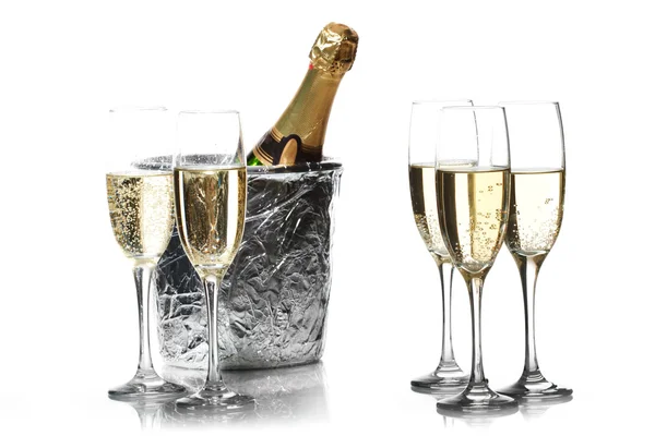 Flûtes à champagne et seau à glace — Photo