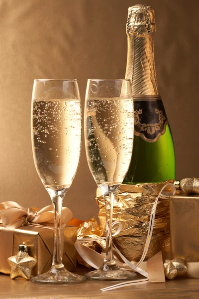 Champagne og gave - Stock-foto