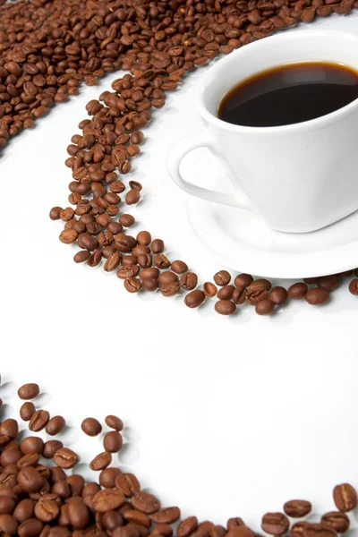 Чашка с кофе, стоимость на зерно кофе — стоковое фото