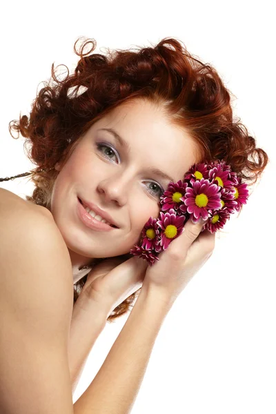 Retrato de uma mulher feliz com flores — Fotografia de Stock
