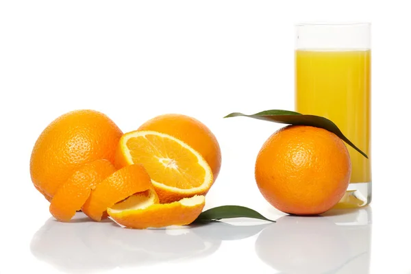 Succo d'arancia e arance su fondo bianco — Foto Stock