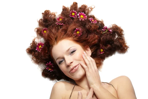 Portréja egy boldog nő, virágokkal a hajában — Stock Fotó