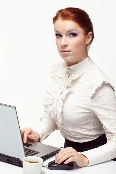 Επιχείρηση γυναίκα που εργάζεται για το laptop. — Φωτογραφία Αρχείου