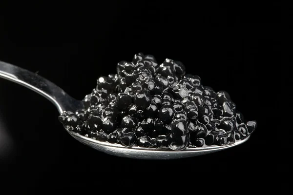 Il cucchiaio pieno di caviale nero — Foto Stock
