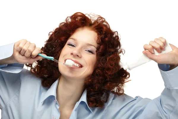 年轻漂亮的女人清洁牙齿 — 图库照片