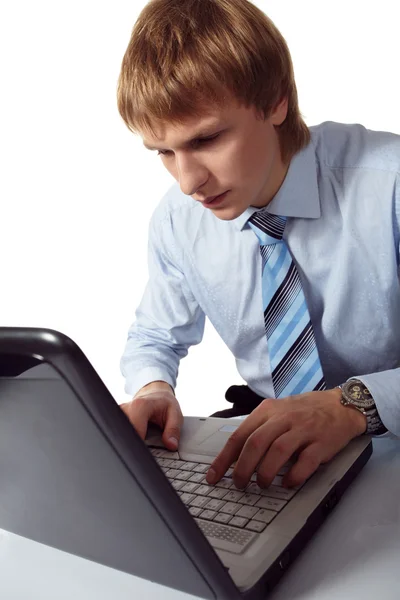 Junger Mann mit Laptop — Stockfoto