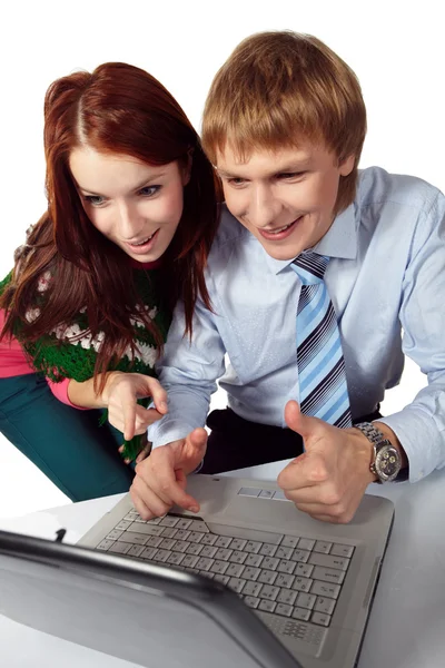 Молода пара дивиться на ноутбук — стокове фото