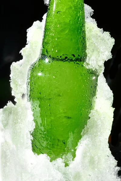 Vue rapprochée de la bouteille dans la glace — Photo
